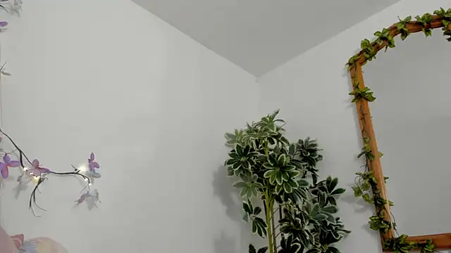 Snapshot of BonnieCute_ chatting on October 12, 11:48 pm BonnieCute online show from October 12, 11:48 pm