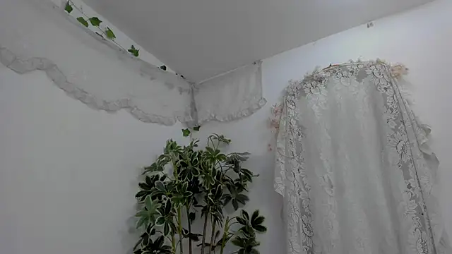 Snapshot of BonnieCute_ chatting on July 10, 12:37 am BonnieCute online show from July 10, 12:37 am