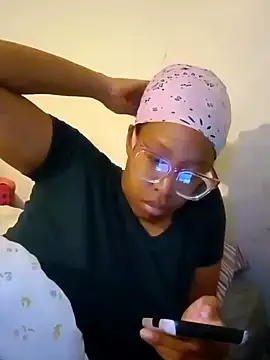 Snapshot of madamsensuale chatting on January 9, 12:25 am madamsensuale online show from January 9, 12:25 am