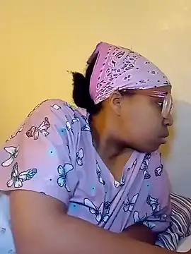 Snapshot of madamsensuale chatting on February 22, 12:49 am madamsensuale online show from February 22, 12:49 am