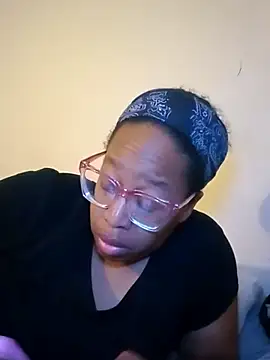 Snapshot of madamsensuale chatting on March 1, 2:15 am madamsensuale online show from March 1, 2:15 am