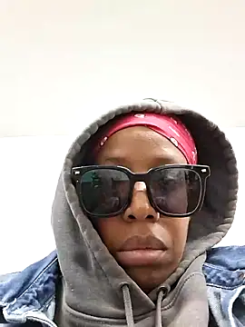 Snapshot of madamsensuale chatting on November 6, 9:59 pm madamsensuale online show from November 6, 9:59 pm