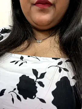 smile pretty online show from October 15, 6:30 pm