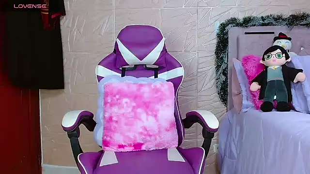 Snapshot of kendallsweet7 chatting on December 13, 7:53 pm kendallsweet7 online show from December 13, 7:53 pm