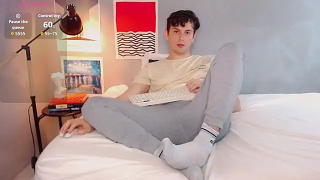 Snapshot of Elio555 chatting on October 31, 1:17 am Elio555 online show from October 31, 1:17 am