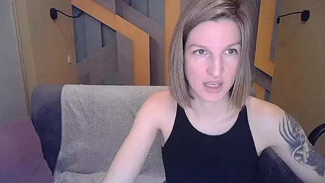 EmilyWalkeri online show from December 8, 10:52 am