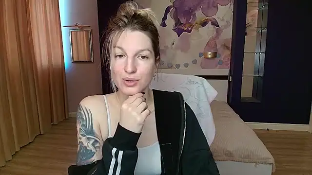 EmilyWalkeri online show from May 17, 7:17 am