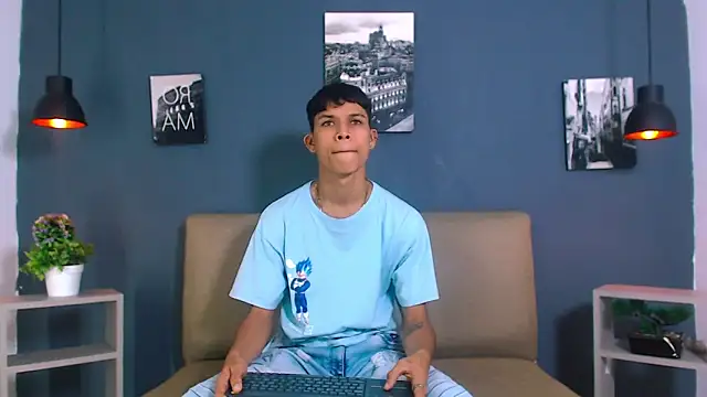 Snapshot of Levis_Montes chatting on December 16, 12:49 pm Levis Montes online show from December 16, 12:49 pm