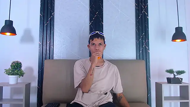 Snapshot of Levis_Montes chatting on February 12, 7:24 pm Levis Montes online show from February 12, 7:24 pm