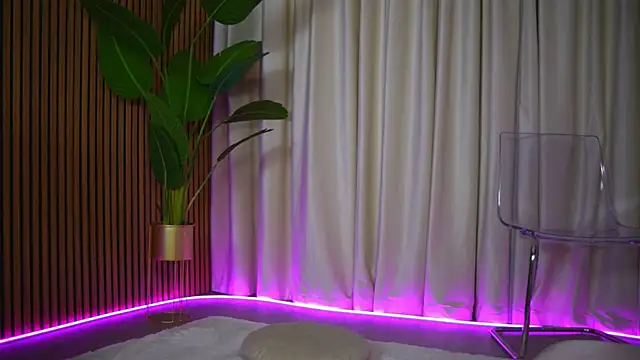 Snapshot of FoxieJullia chatting on February 8, 5:33 am FoxieJullia online show from February 8, 5:33 am