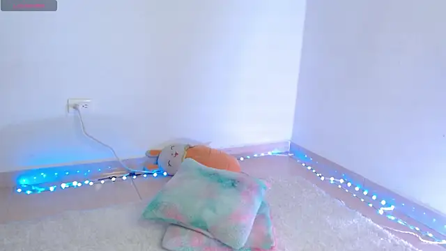 Snapshot of Emelyross_ chatting on December 18, 6:03 pm Emelyross online show from December 18, 6:03 pm