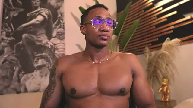 Snapshot of Logan_Varela chatting on February 12, 1:30 am Logan Varela online show from February 12, 1:30 am