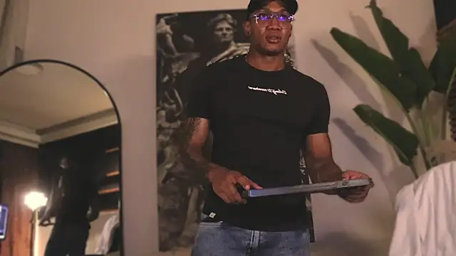 Snapshot of Logan_Varela chatting on February 12, 9:22 pm Logan Varela online show from February 12, 9:22 pm