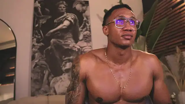 Snapshot of Logan_Varela chatting on February 13, 12:24 am Logan Varela online show from February 13, 12:24 am