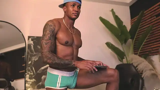 Snapshot of Logan_Varela chatting on February 13, 11:37 pm Logan Varela online show from February 13, 11:37 pm