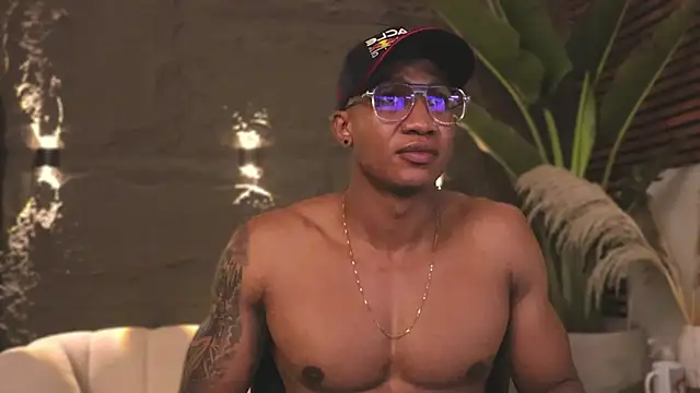 Snapshot of Logan_Varela chatting on February 18, 11:08 pm Logan Varela online show from February 18, 11:08 pm