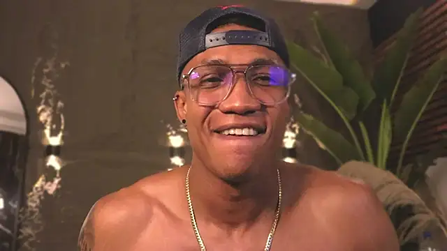 Snapshot of Logan_Varela chatting on February 19, 5:16 am Logan Varela online show from February 19, 5:16 am