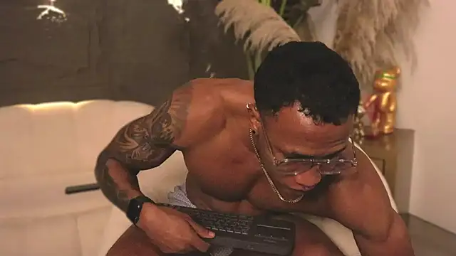 Snapshot of Logan_Varela chatting on February 20, 12:08 am Logan Varela online show from February 20, 12:08 am