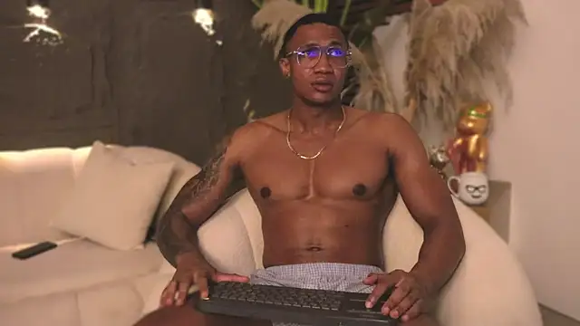 Snapshot of Logan_Varela chatting on February 20, 6:02 pm Logan Varela online show from February 20, 6:02 pm