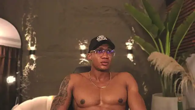 Snapshot of Logan_Varela chatting on February 21, 12:16 am Logan Varela online show from February 21, 12:16 am