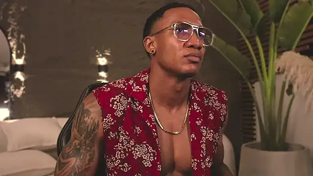 Snapshot of Logan_Varela chatting on February 22, 1:00 am Logan Varela online show from February 22, 1:00 am