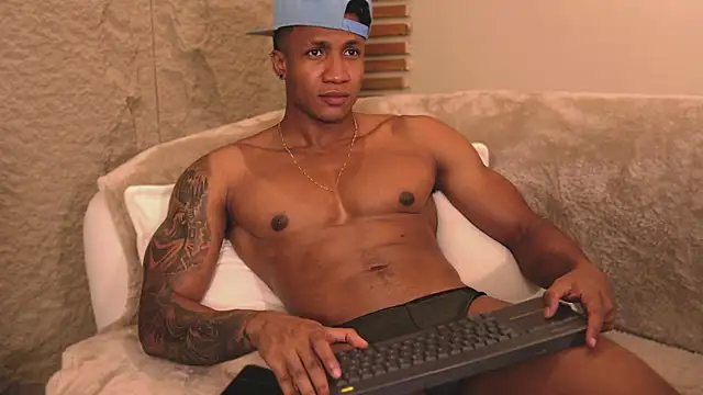 Snapshot of Logan_Varela chatting on March 7, 10:21 pm Logan Varela online show from March 7, 10:21 pm