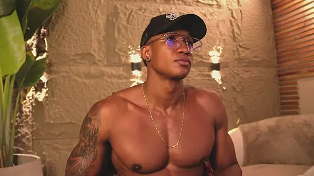 Snapshot of Logan_Varela chatting on March 13, 1:43 am Logan Varela online show from March 13, 1:43 am