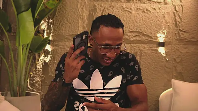 Snapshot of Logan_Varela chatting on March 16, 1:49 am Logan Varela online show from March 16, 1:49 am