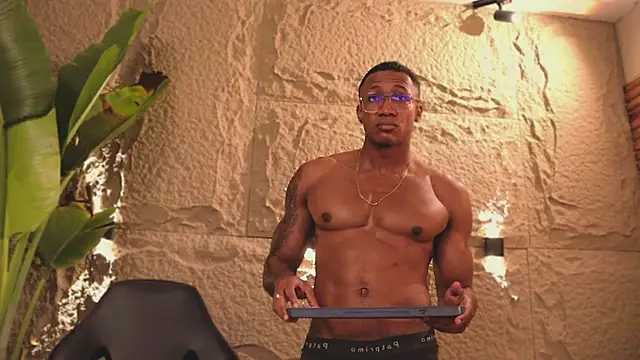 Snapshot of Logan_Varela chatting on March 16, 5:39 pm Logan Varela online show from March 16, 5:39 pm