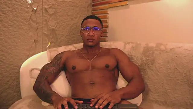 Snapshot of Logan_Varela chatting on March 17, 10:38 pm Logan Varela online show from March 17, 10:38 pm