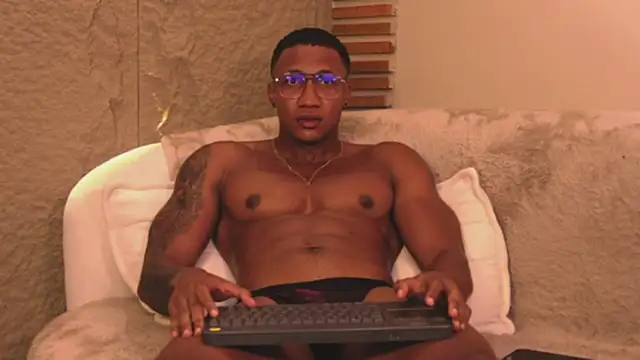 Snapshot of Logan_Varela chatting on March 18, 4:47 am Logan Varela online show from March 18, 4:47 am