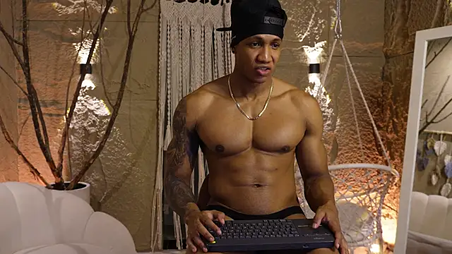 Snapshot of Logan_Varela chatting on September 11, 12:38 pm Logan Varela online show from September 11, 12:38 pm