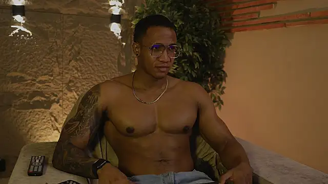 Snapshot of Logan_Varela chatting on October 17, 10:12 pm Logan Varela online show from October 17, 10:12 pm