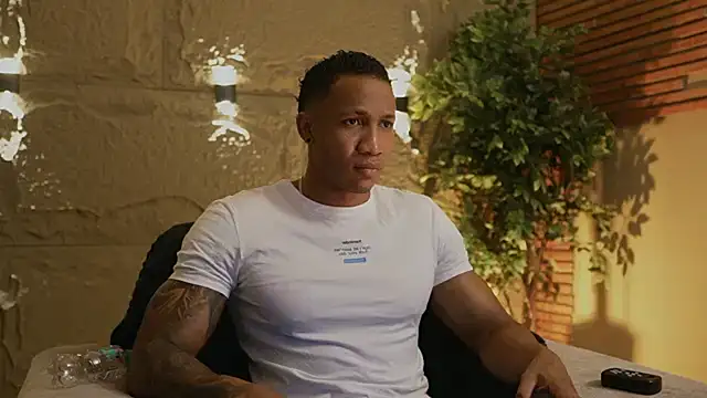 Snapshot of Logan_Varela chatting on November 16, 12:16 am Logan Varela online show from November 16, 12:16 am