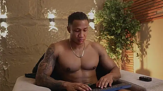 Snapshot of Logan_Varela chatting on November 18, 8:57 pm Logan Varela online show from November 18, 8:57 pm