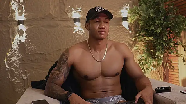 Snapshot of Logan_Varela chatting on November 27, 12:24 am Logan Varela online show from November 27, 12:24 am