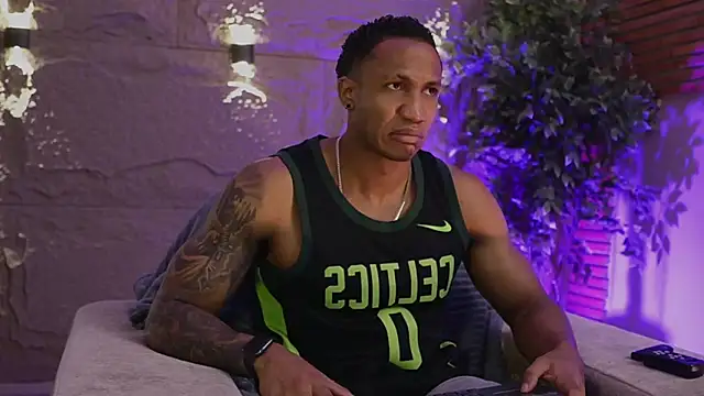 Snapshot of Logan_Varela chatting on December 3, 12:47 pm Logan Varela online show from December 3, 12:47 pm