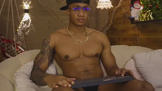 Snapshot of Logan_Varela chatting on December 15, 1:04 pm Logan Varela online show from December 15, 1:04 pm