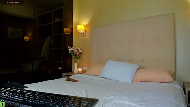 Valerie Woods online show from February 27, 1:16 am