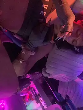 gurlnips online show from December 1, 3:50 pm