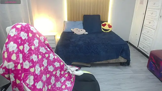 Snapshot of sailor_moon07 chatting on June 21, 5:54 am sailor moon07 online show from June 21, 5:54 am