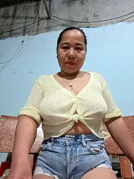 Snapshot of Queen_18200 chatting on May 4, 12:28 am Queen 18200 online show from May 4, 12:28 am