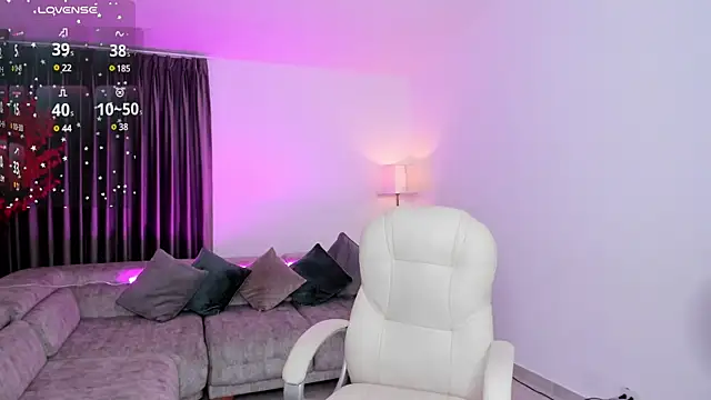 Snapshot of karlaa_james chatting on January 18, 3:31 am karlaa james online show from January 18, 3:31 am