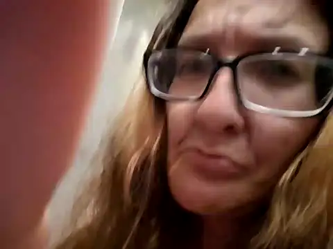 ILUV2TUCHMYKITTY online show from September 15, 1:33 pm