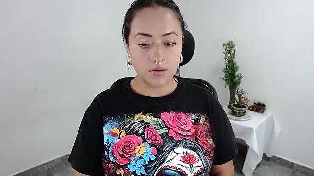 jjulietha95 online show from May 7, 1:22 am