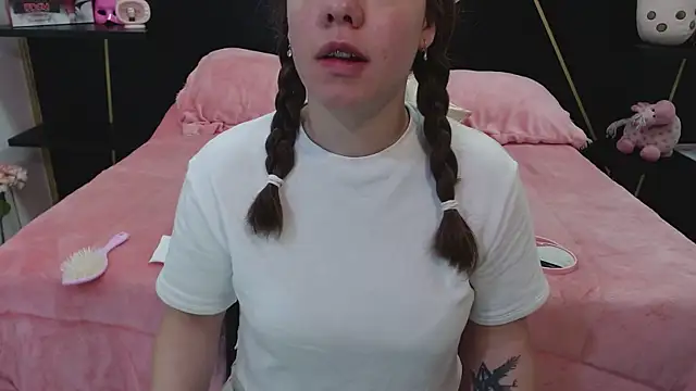 Snapshot of DanniAbbey chatting on March 10, 11:42 am DanniAbbey online show from March 10, 11:42 am