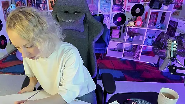 LylithSkye online show from December 11, 8:26 am