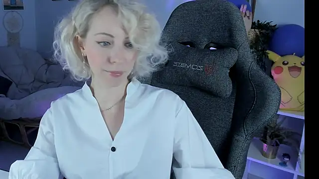 LylithSkye online show from February 1, 12:05 pm