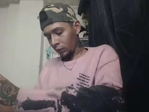 Snapshot of RickyGrey77 chatting on January 4, 1:52 am RickyGrey77 online show from January 4, 1:52 am