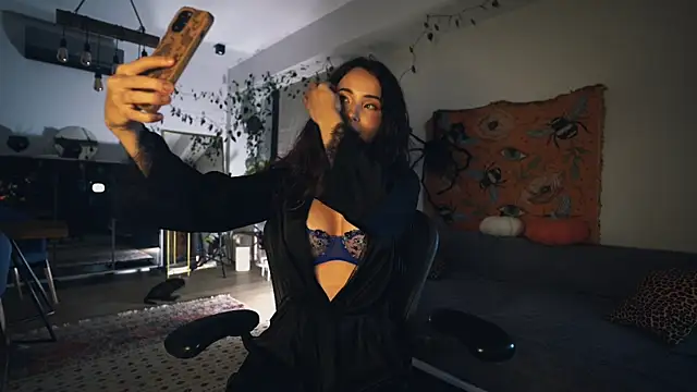 Snapshot of Leona_Mell chatting on October 28, 6:32 pm Leona Mell online show from October 28, 6:32 pm